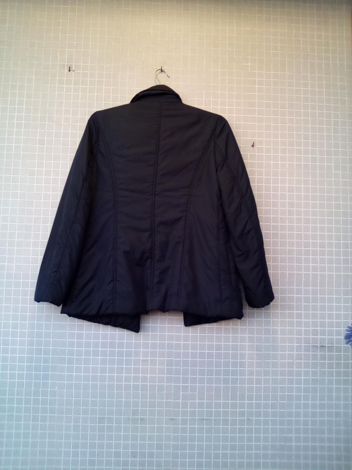 Casaco acolchoado preto.
