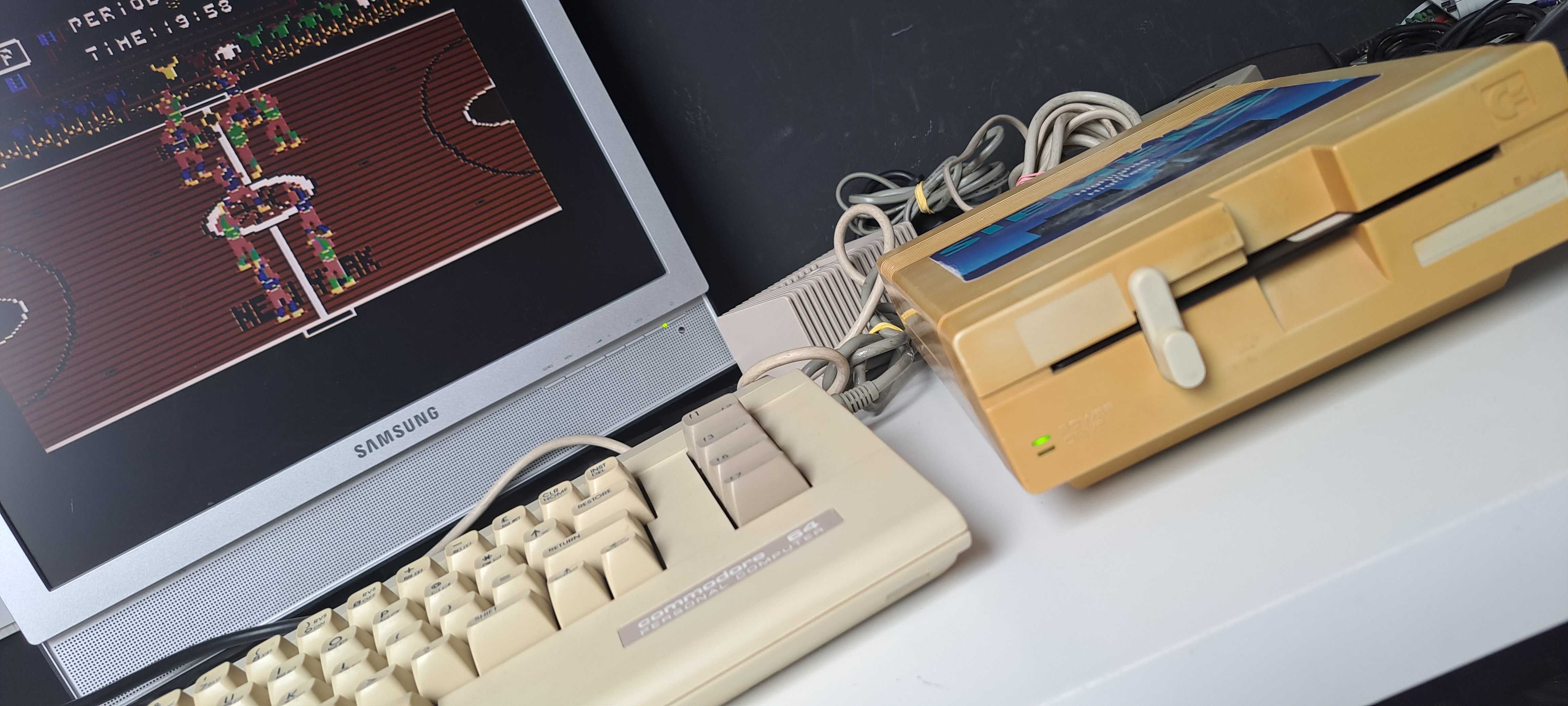 Stacja dysków Commodore 1541-II - zestaw: stacja + zasilacz S.2