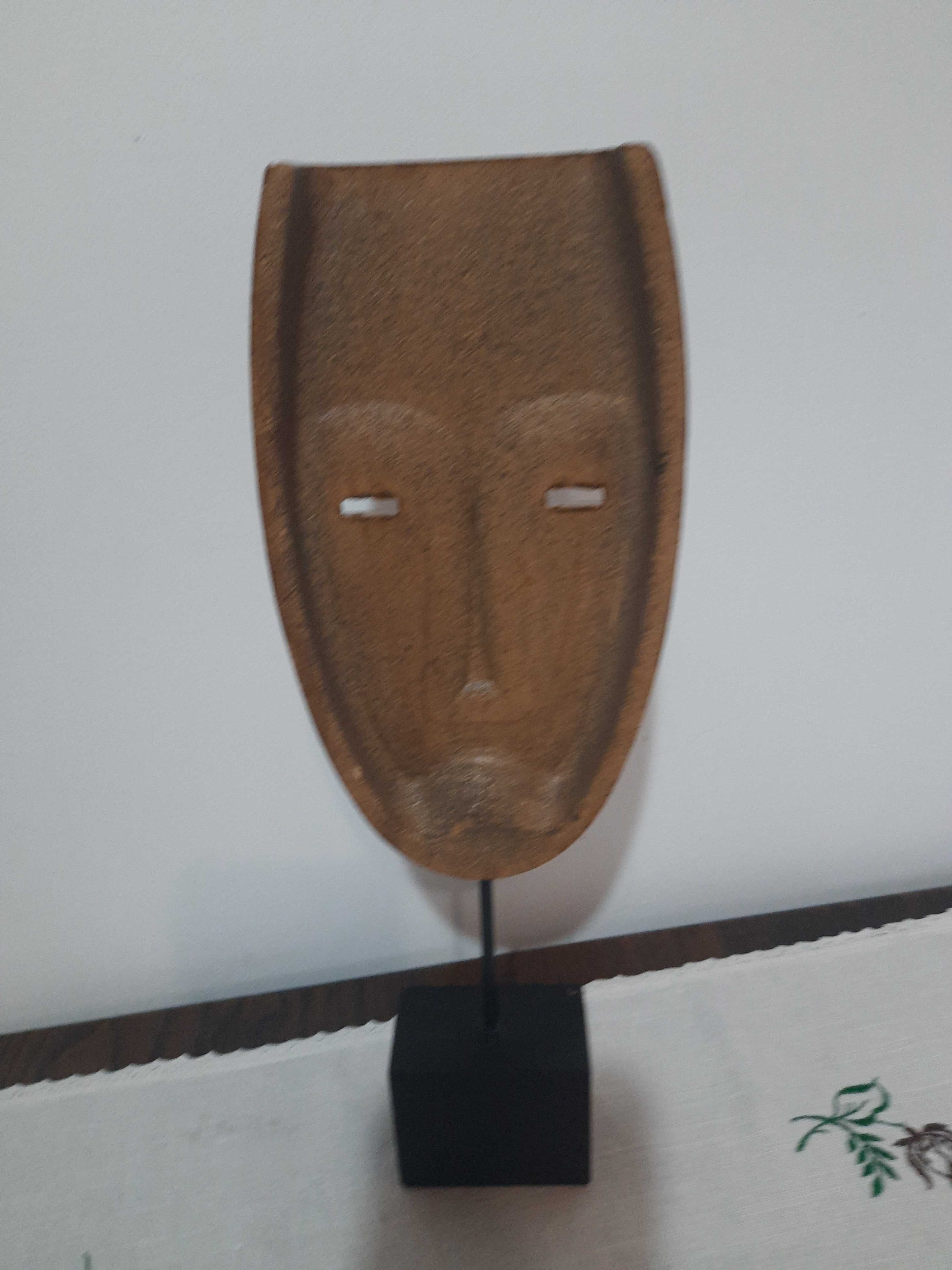 Rzeźba maska stojąca