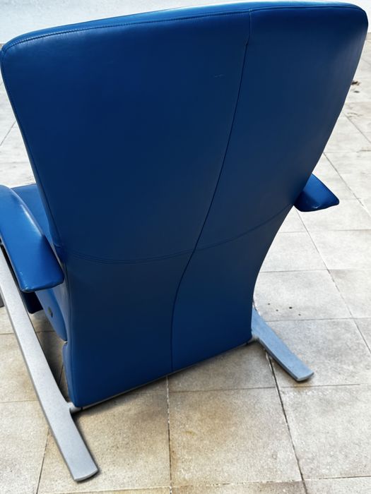 Cadeirão Rolf Benz – Design Alemão em Pele Azul