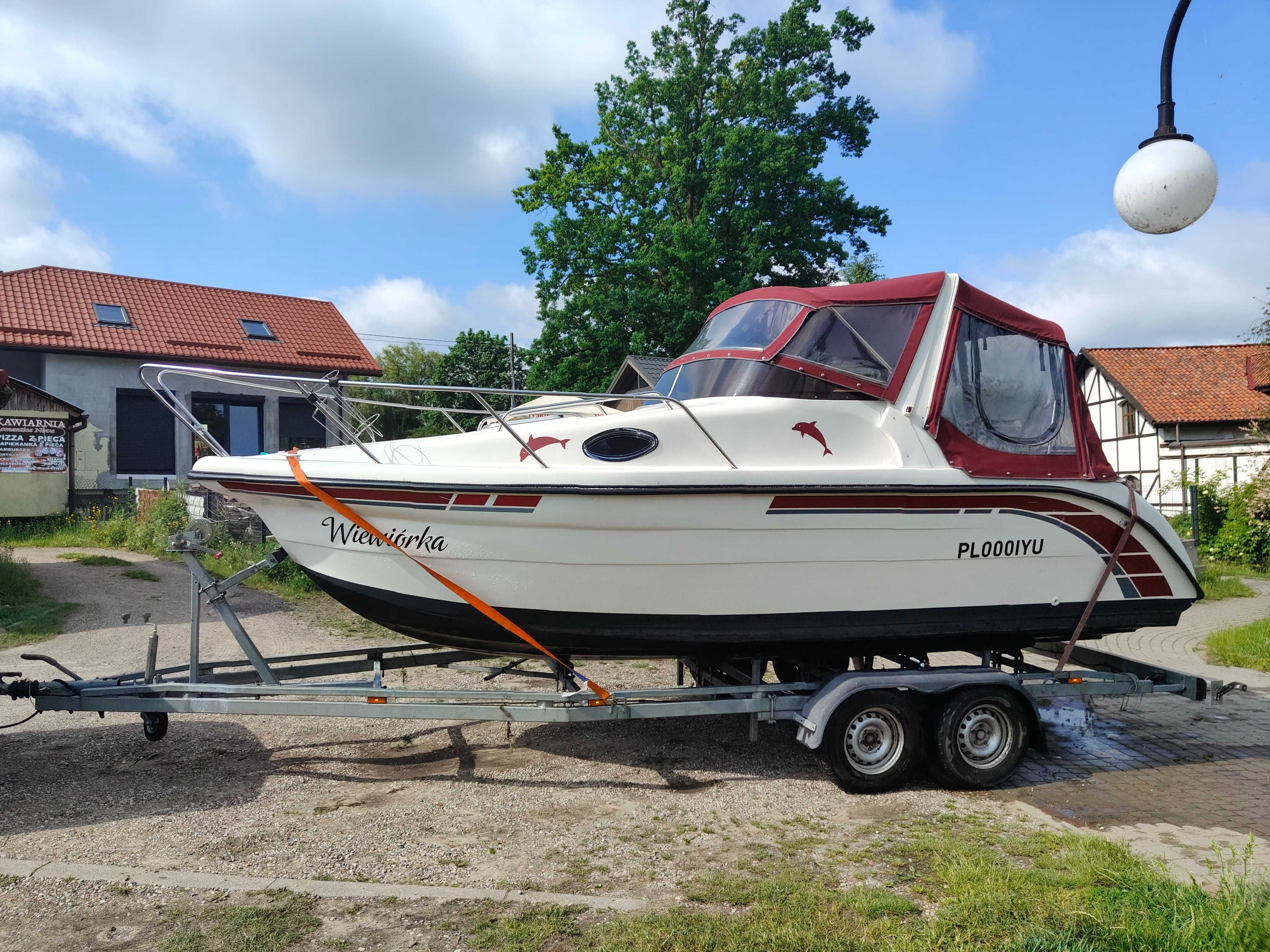 Jacht Motorowy z Kabiną