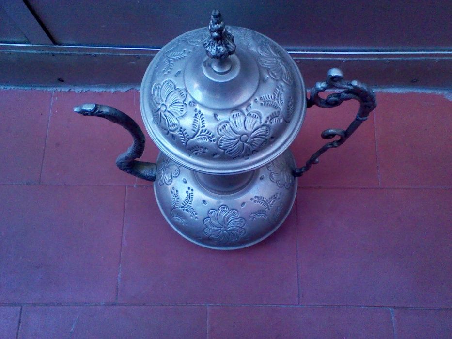 Anfora de metal para decoração