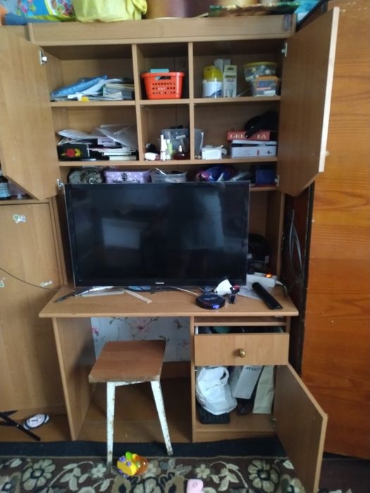 Письменный стол с полкой