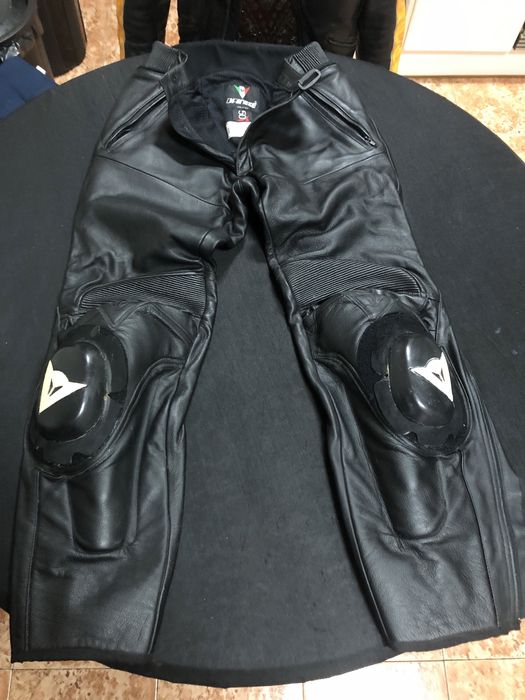 Calças em pele motard + casaco, fazem união com fecho, marca DAINESE