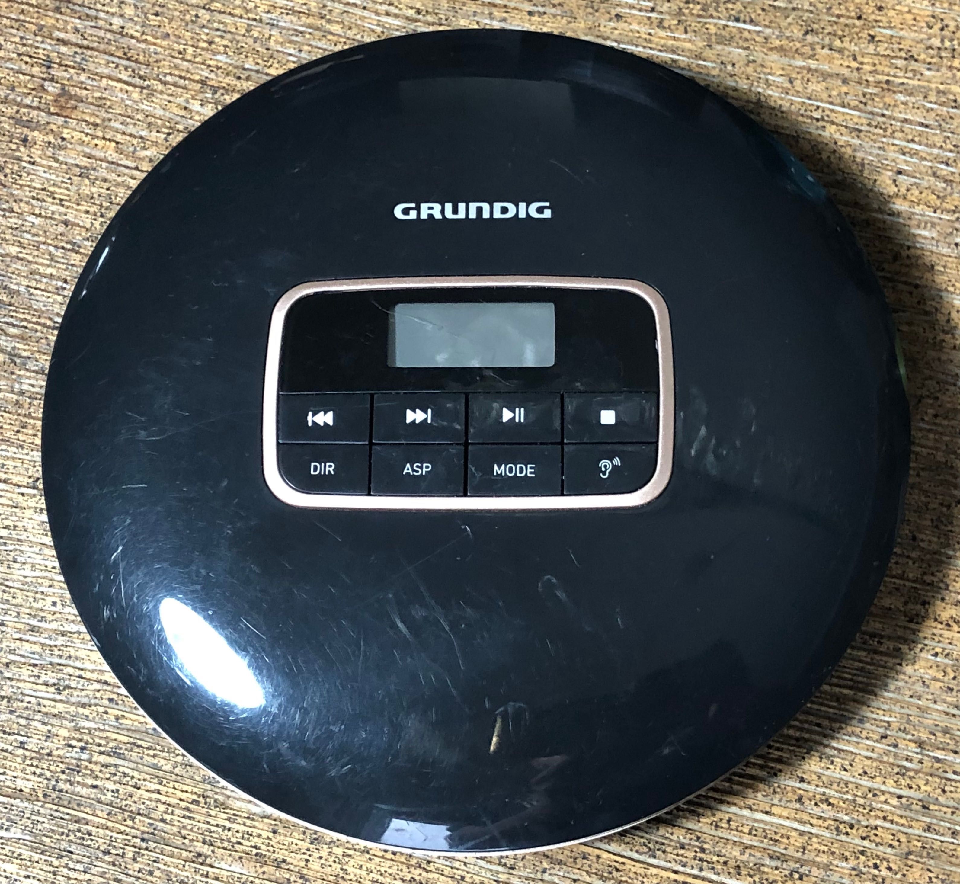 Przenośny odtwarzacz płyt CD Grundig CDP 6600 GDR 1360 Discman retro