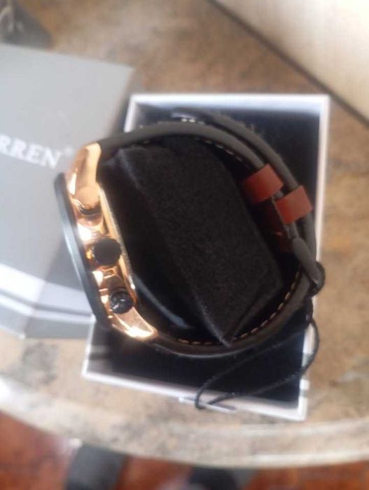 à venda:
relógio da marca CURREN.