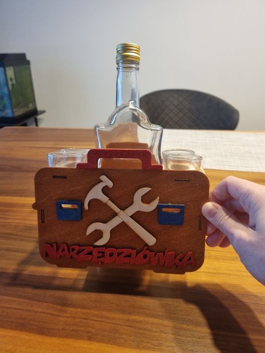 Narzędziówka, butelka i 4 kieliszki drewniany stojak