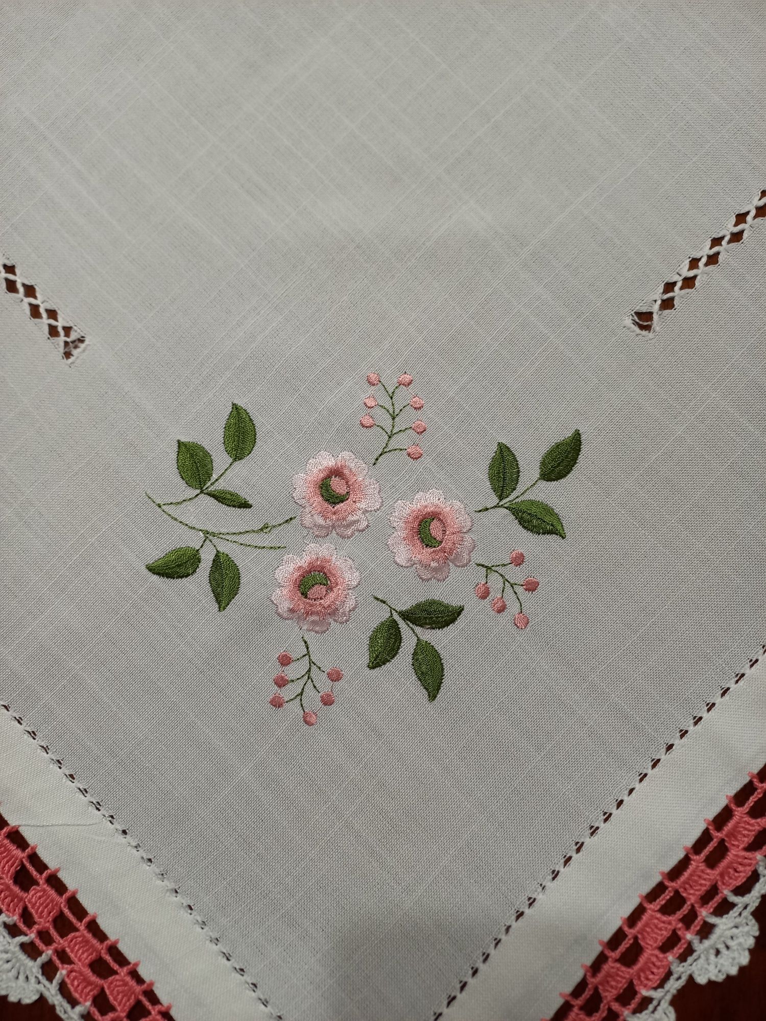 Toalha branca e rosa com renda feita à mão (Nova) 

Medidas: 95x94cm