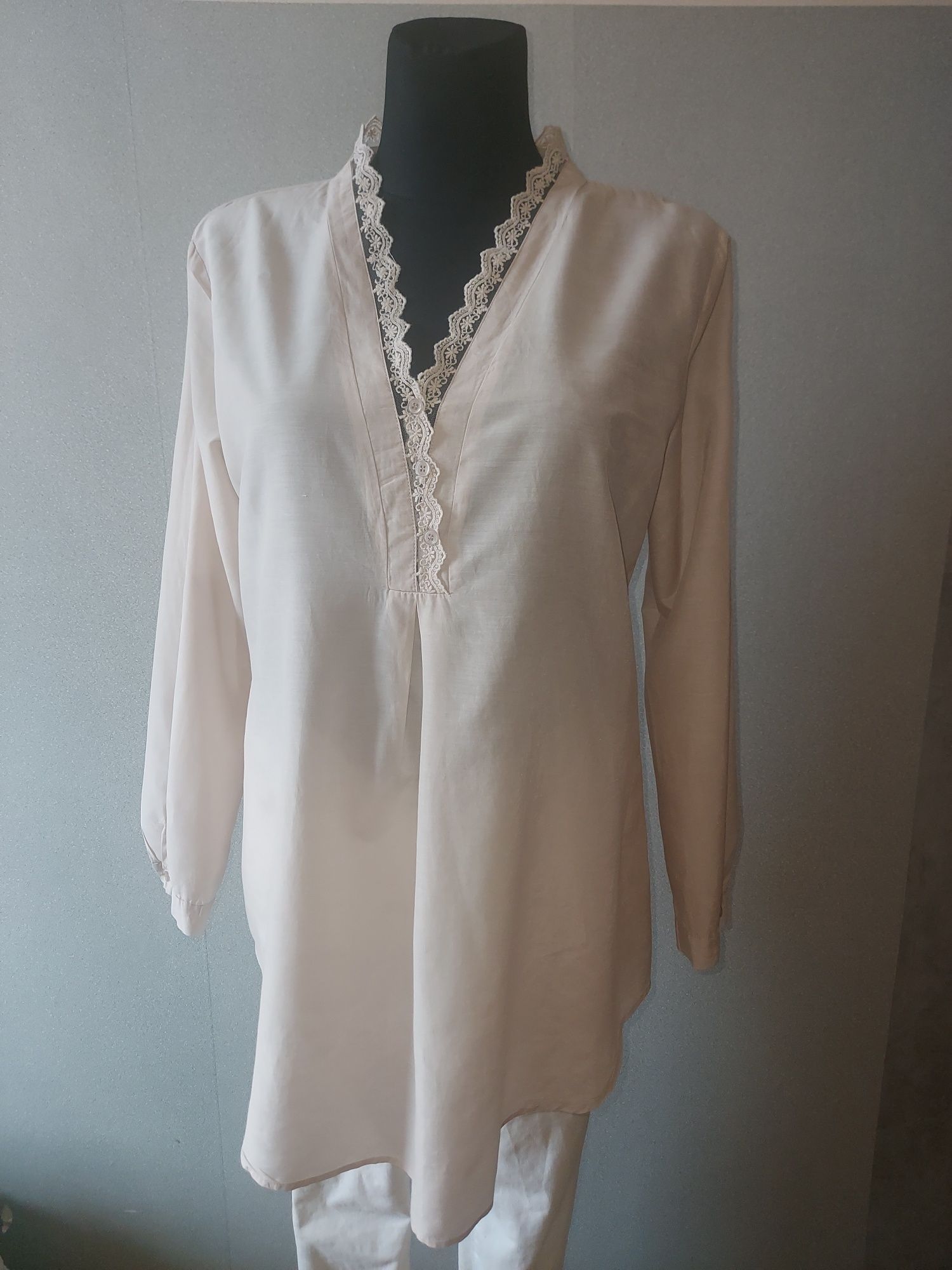Elegancka kremowa bluzka z koronką