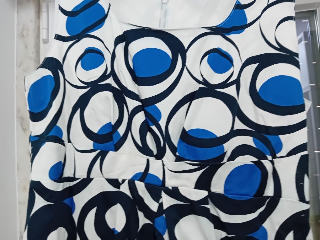 Vestido branco às bolinhas