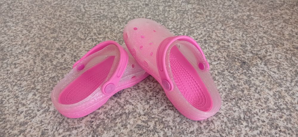 Chinelos tipo crocs da marca Chicco