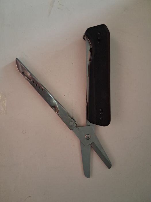 Nóż składany z nożyczkamii