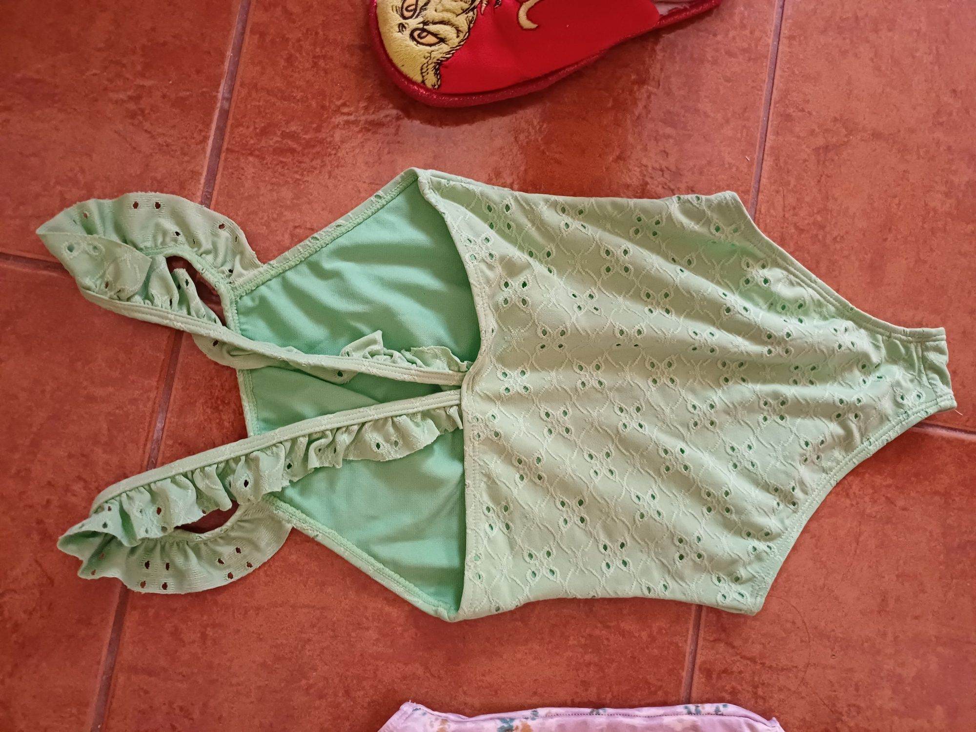 Menina 4 fatos de banho em óptimo estado,já que não foram muito usados
