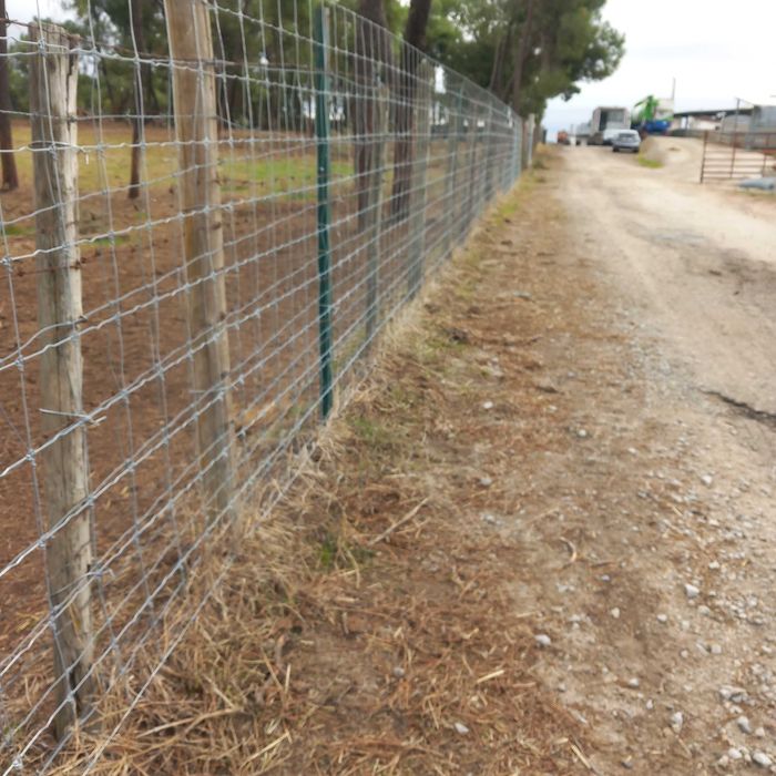 Vedações fazemos  trabalhos pequenos tudo manual ou recuperamos .