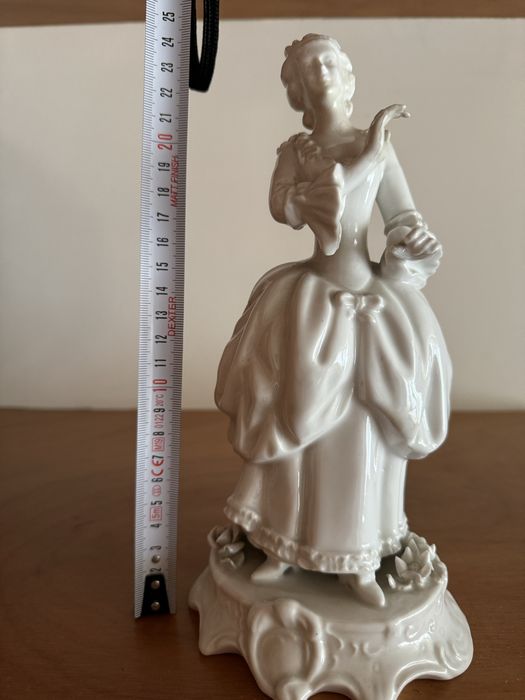 Escultura Feminina em Porcelana Vista Alegre 1924