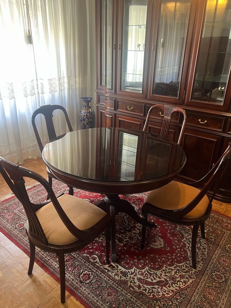 Conjunto de mesa e cadeiras