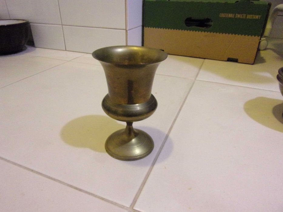 mosiężny kielich pojemnik świecznik z mosiądzu wys 13,2cm śr 9cm