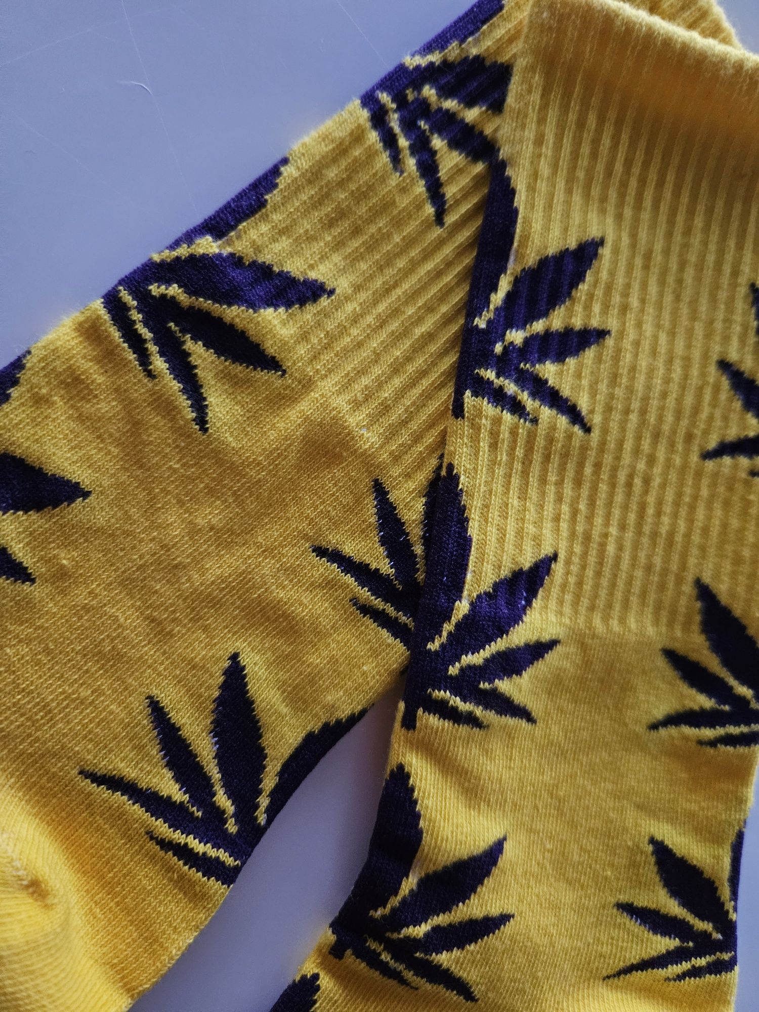 Żółte skarpetki z elementami fioletowego liścia
