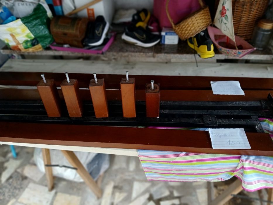 Estrado da cama com pés