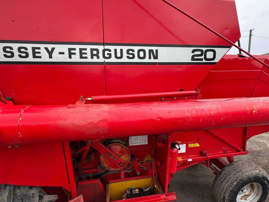 Свіжо привезений комбайн Massey Ferguson 20 48S Клас Sampo Норвегія