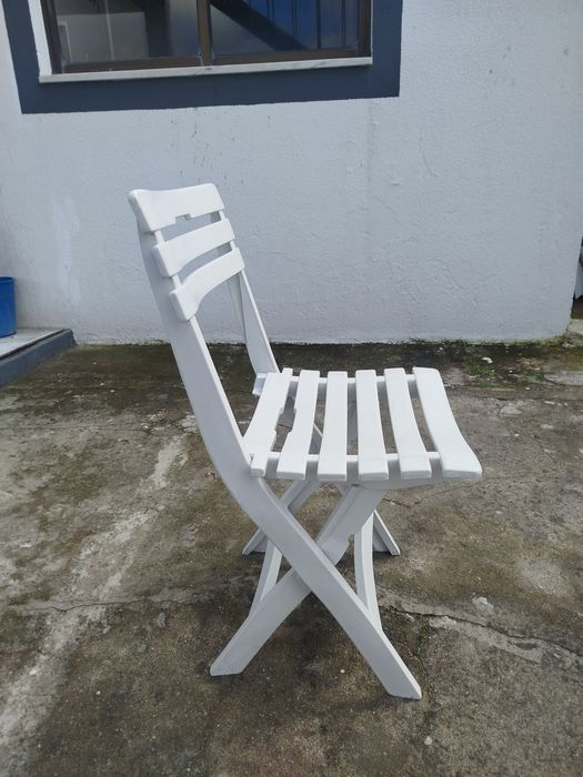 Cadeira de plástico de cor branca