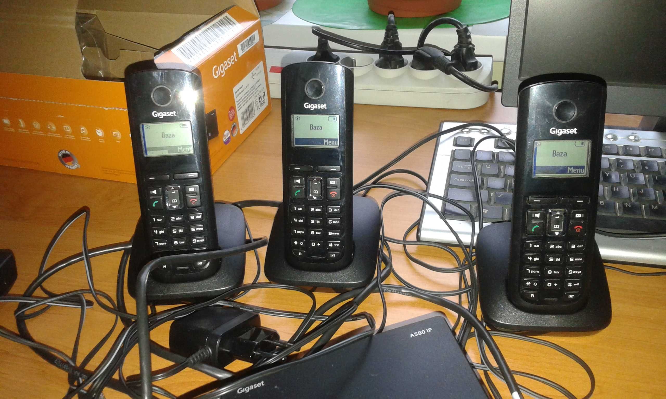 Telefony internetowe Gigaset A580IP (2 pełne zestawy+1 słuchawka).