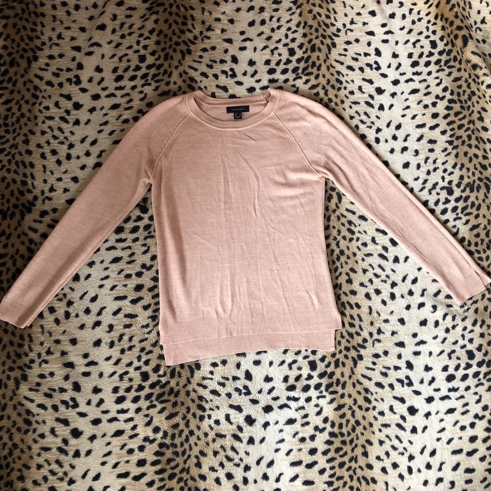 różowy sweter.