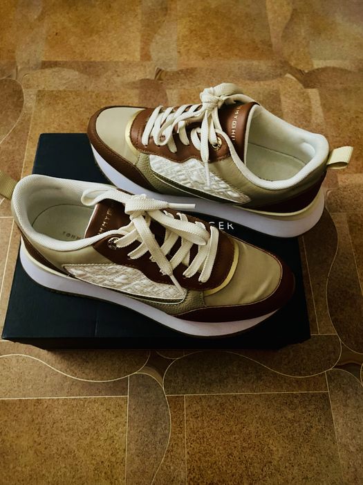 Tommy Hilfiger жіночі шкіряні кросівки monogram runner