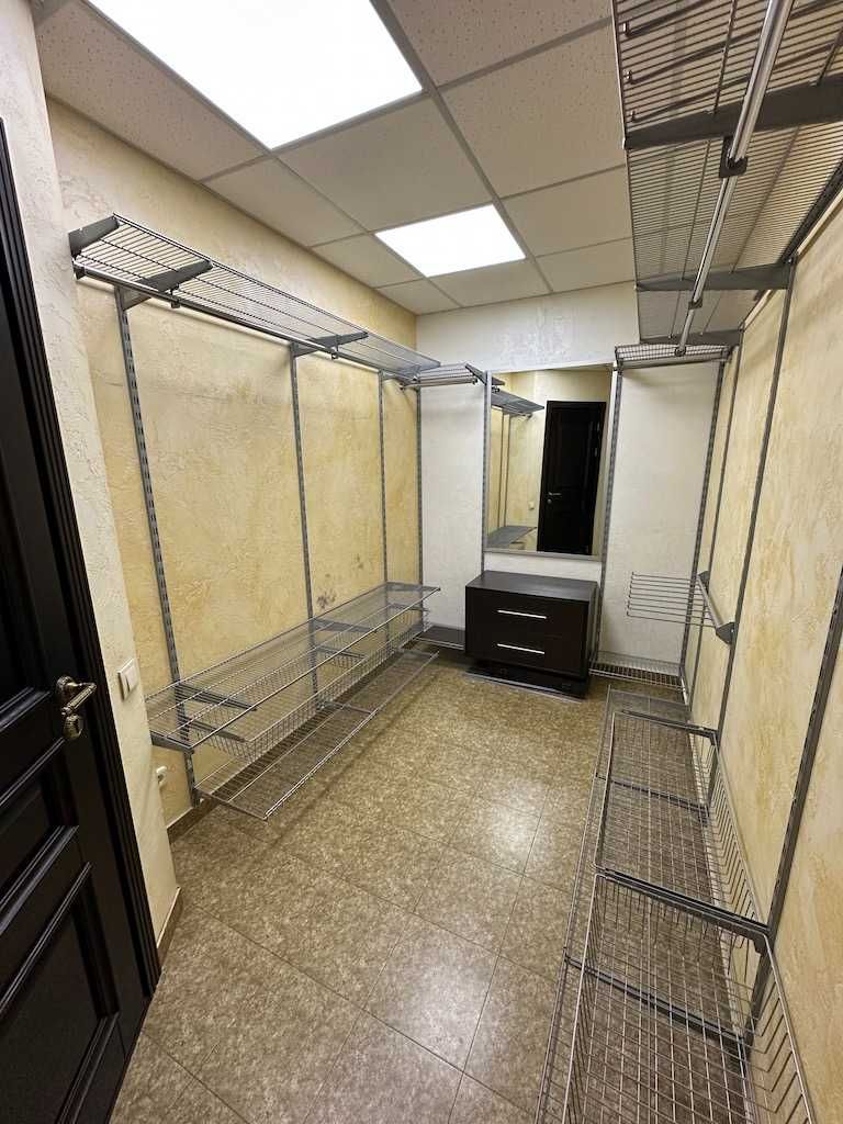 Продаж найбільшої квартири 213 м² у ЖК Корона, вул. Срібнокільська 1