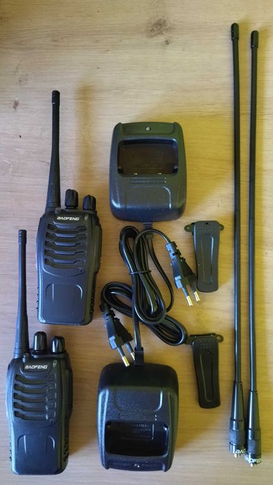 Komplet dwóch krótkofalówek Baofeng BF-888S V2 z dodatkowymi antenami.