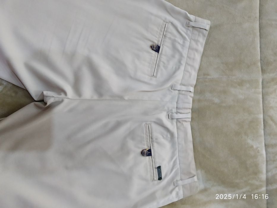 Calças de cor creme da marca Sacoor