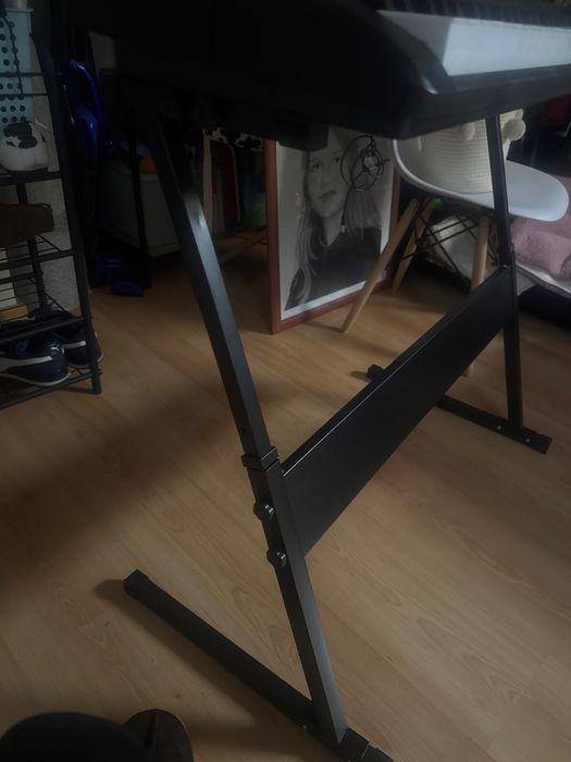 Piano impecavel com tripé