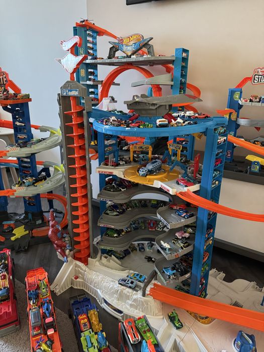 Найбільший паркінг Hot Wheels. Автовози, машинки та контейнери.