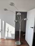 Nowoczesna lampa stojaca
