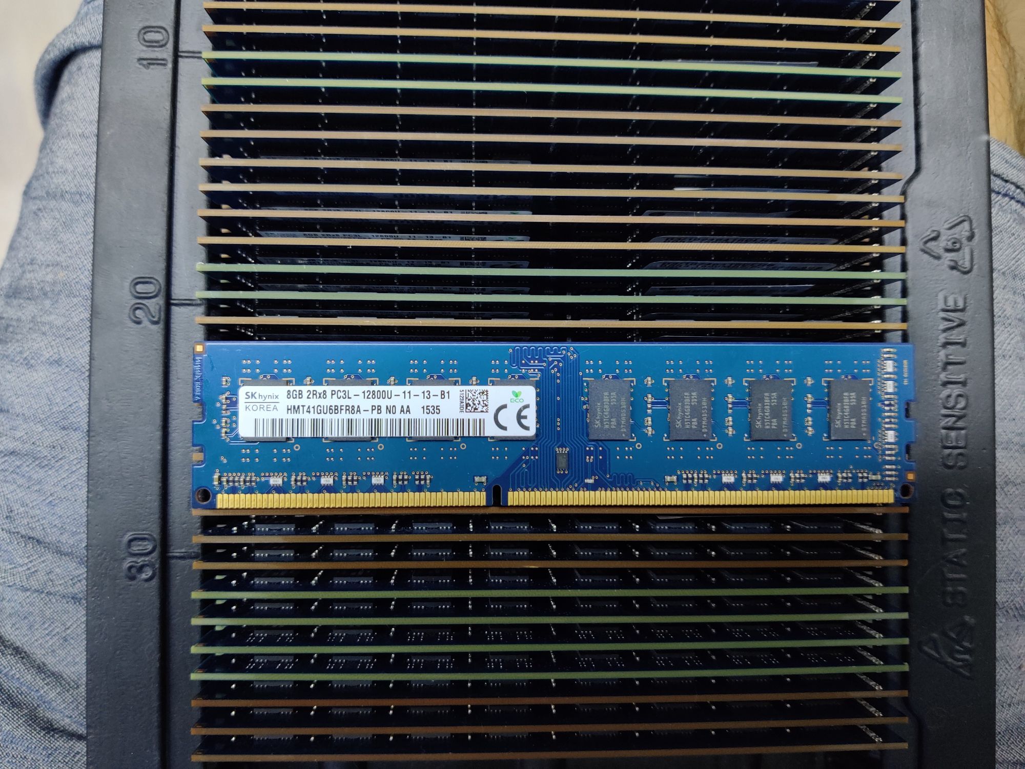Память SKHynix 8GB DDR3 1600MHz, есть количество