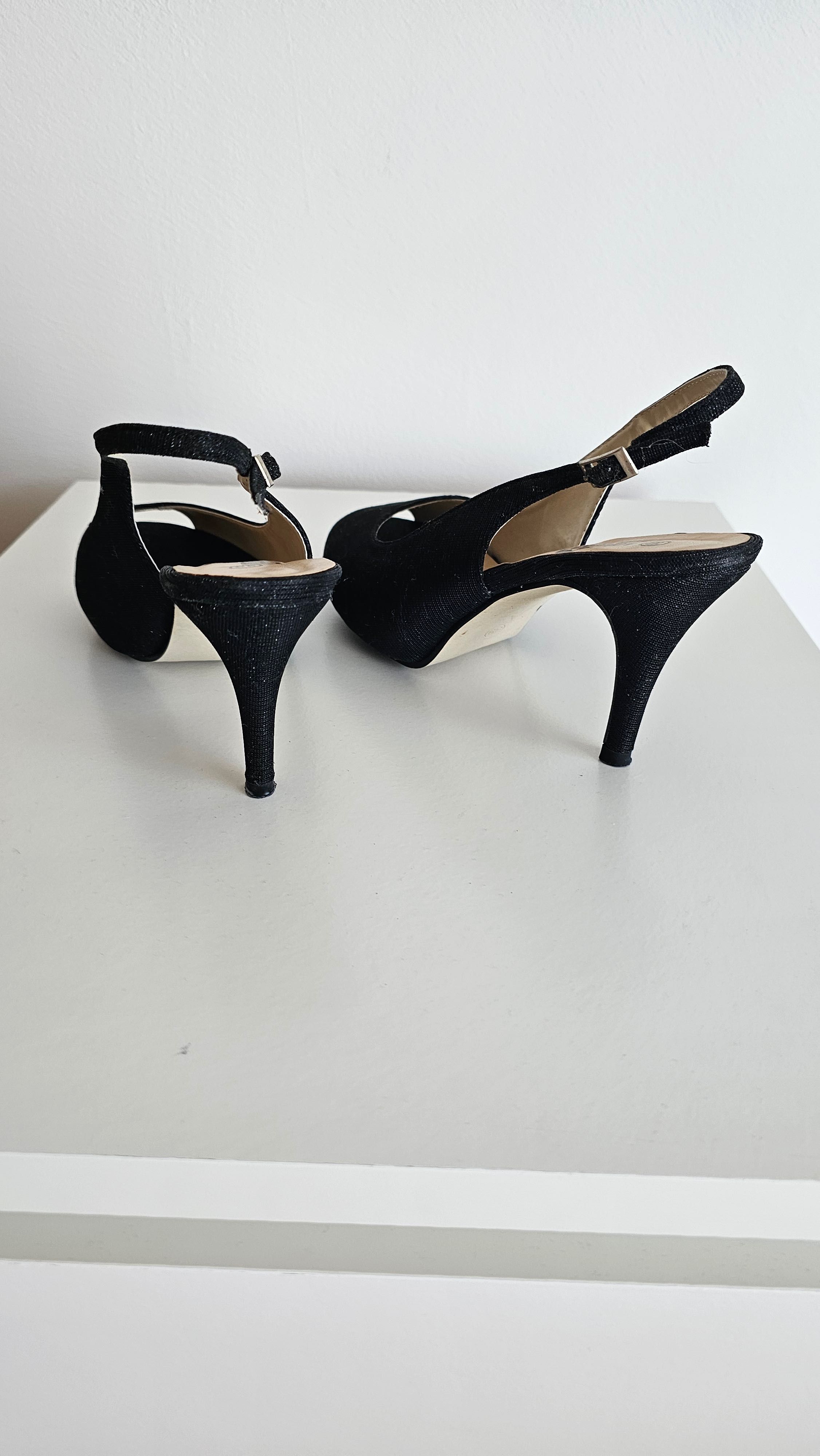 Sapatos de cerimónia com brilhantes