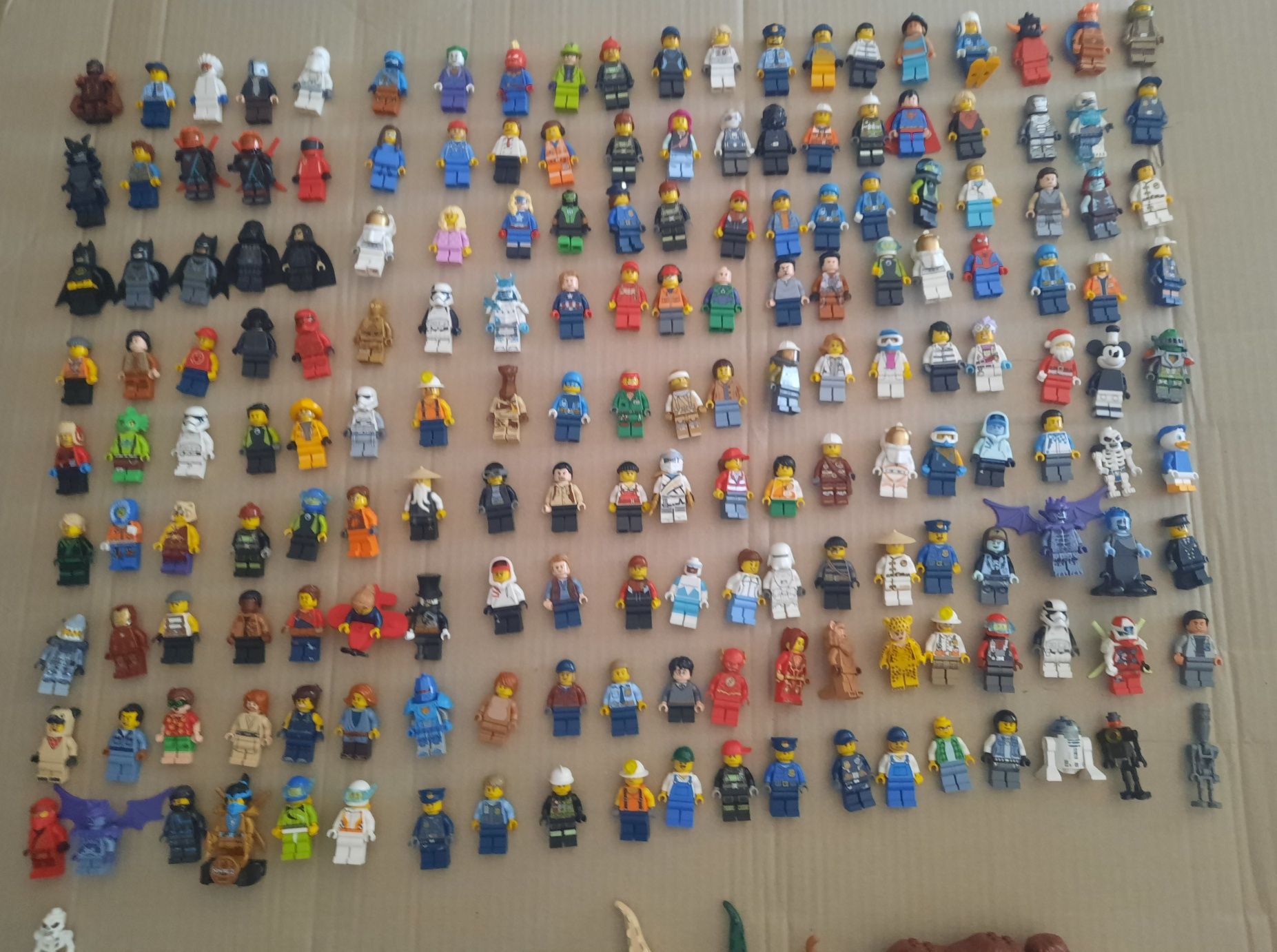 181 minifigurek lego + zwierzęta