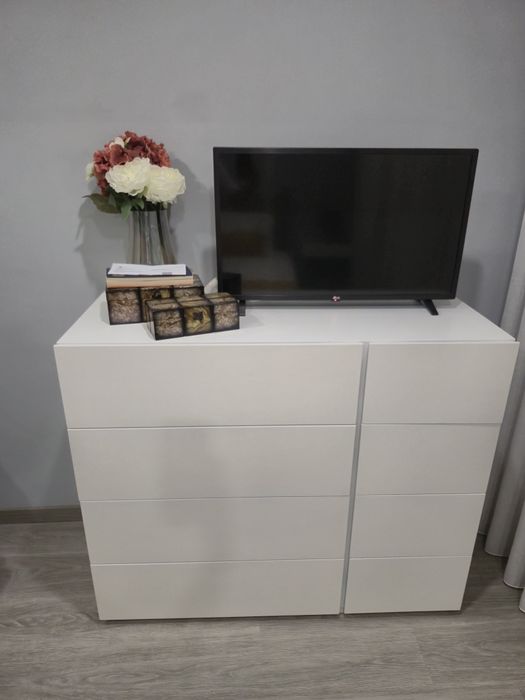 Cómoda/ Camiseiro branco em madeira