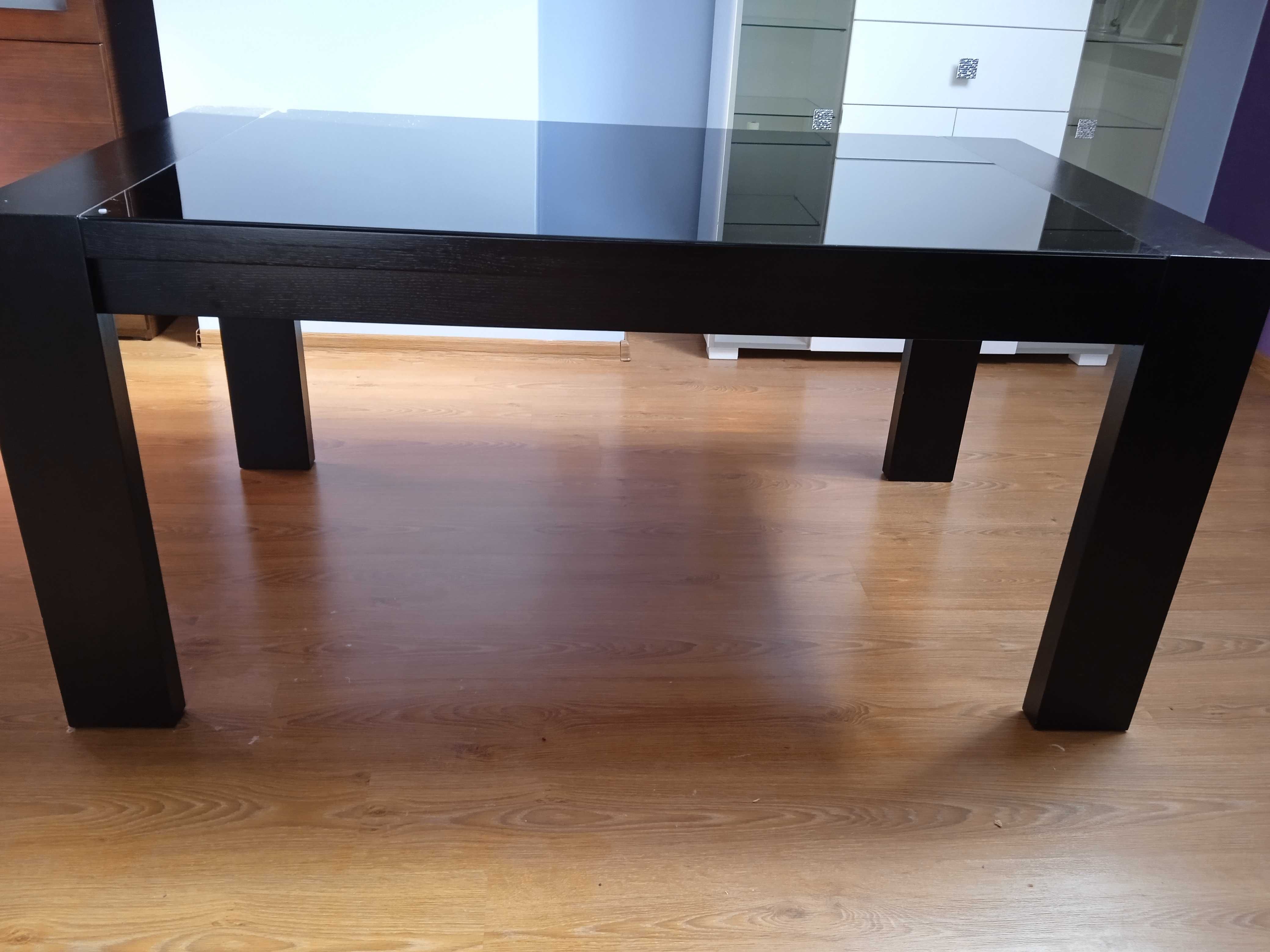 stół drewniany w kolorze czarnym