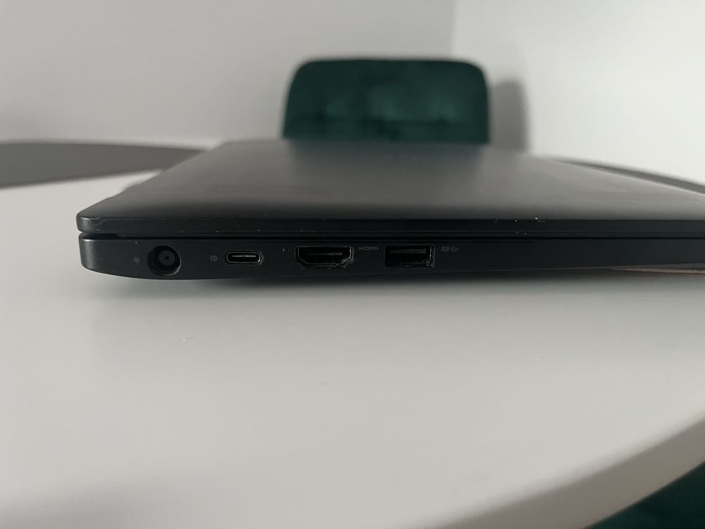 Sprzedaję laptopa Dell Latitude 7390.