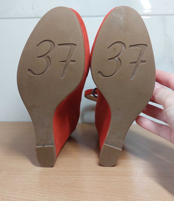 Жіночі туфлі на танкетці з ремінцем