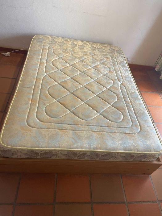 Cama e Mesas de Cabeceira em Pinho Maciço