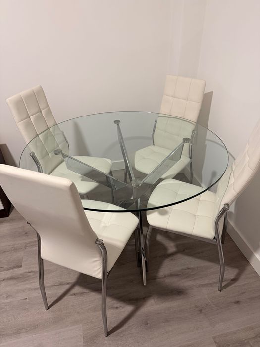 Mesa com cadeiras novo