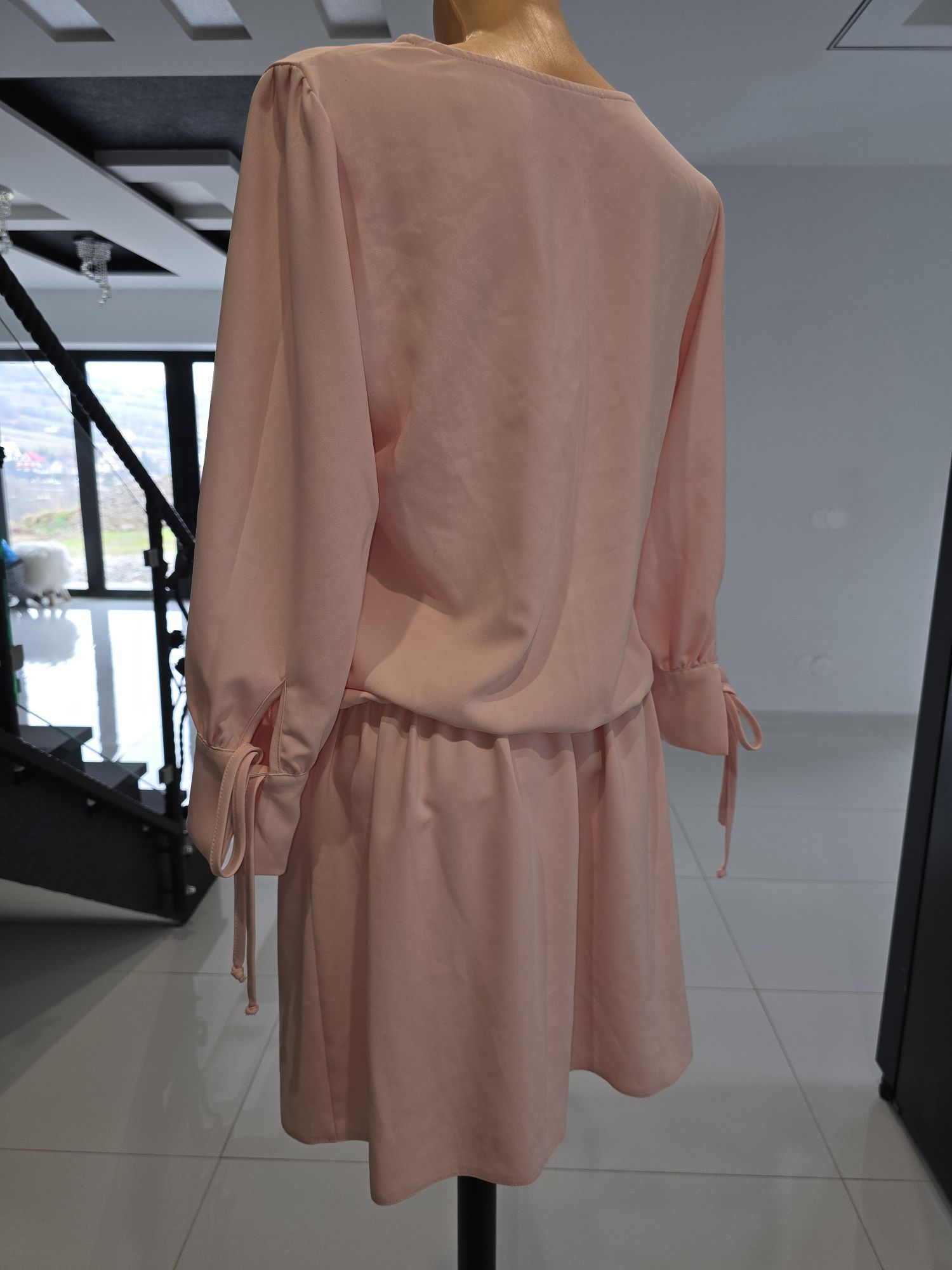 Sukienka pastelowa pudrowy róż wygodna elegancka stylowa z gumka Soho