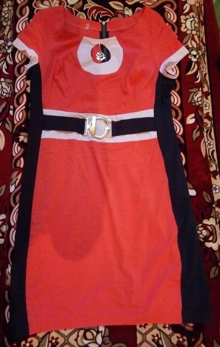 Стрейчивое платье с поясом обманка