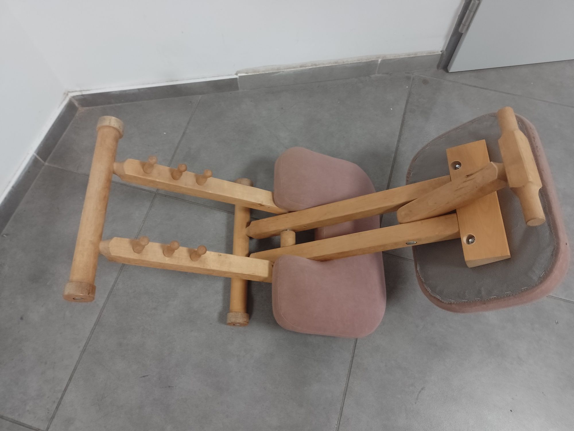 Sprzedam drewniany taboret.