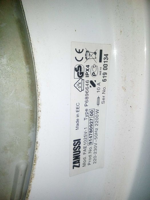 Продам стиральную машыну Занусси. под ремонт Малютку стекла