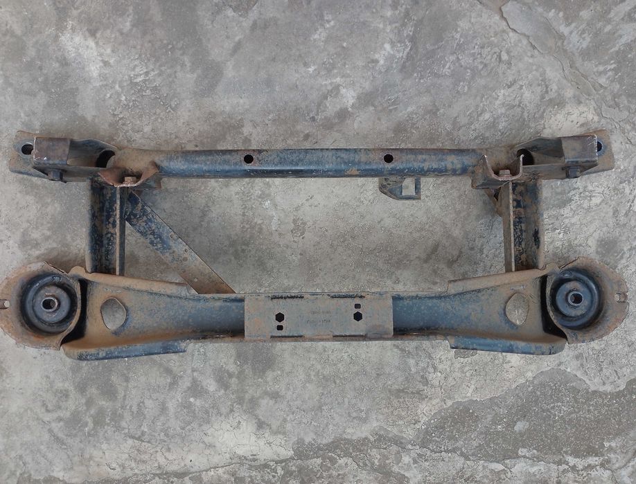 На Ford Focus MK1 Форд Фокус задній підрамник-балка.