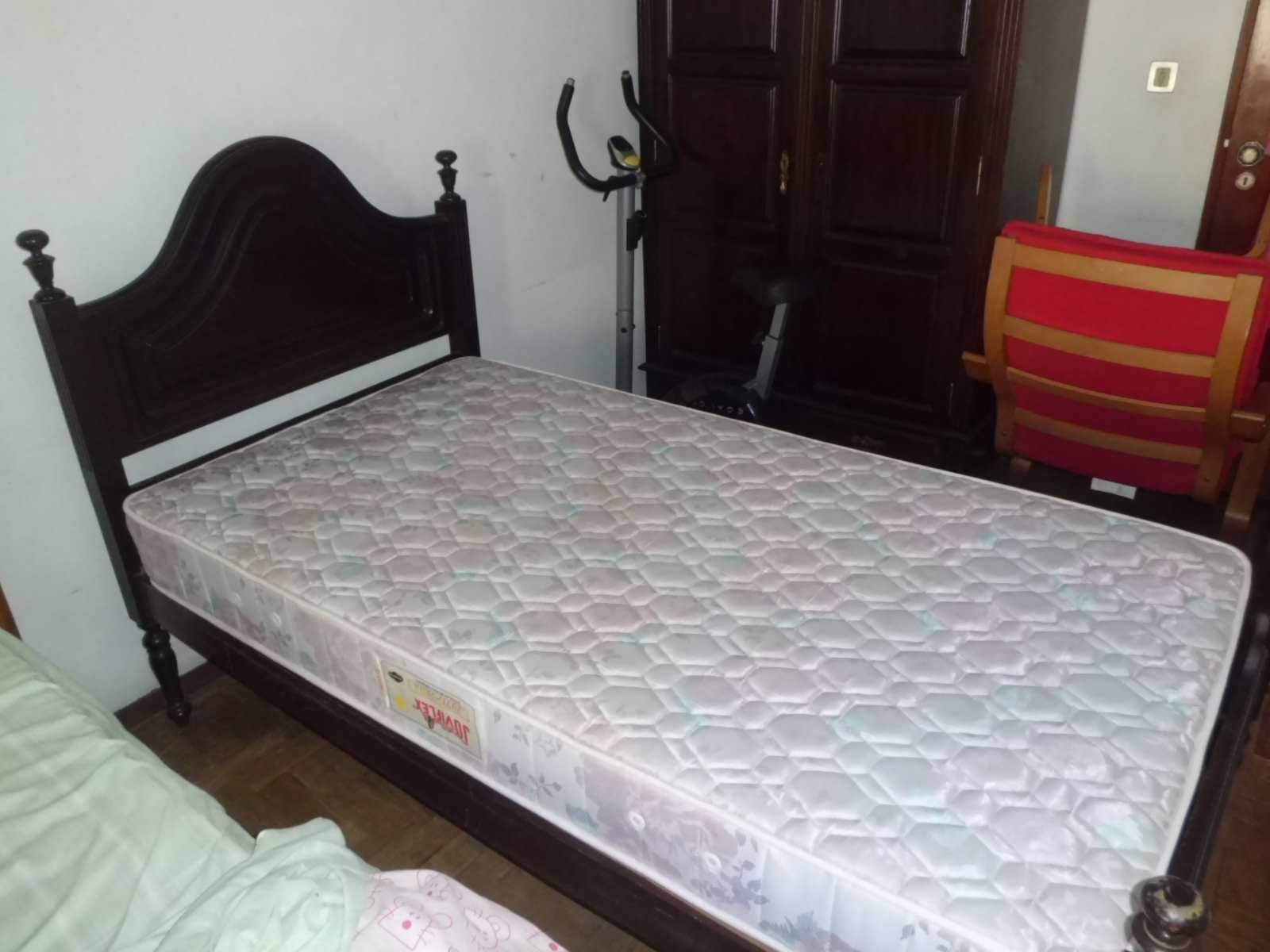 Cama + colchão como novos