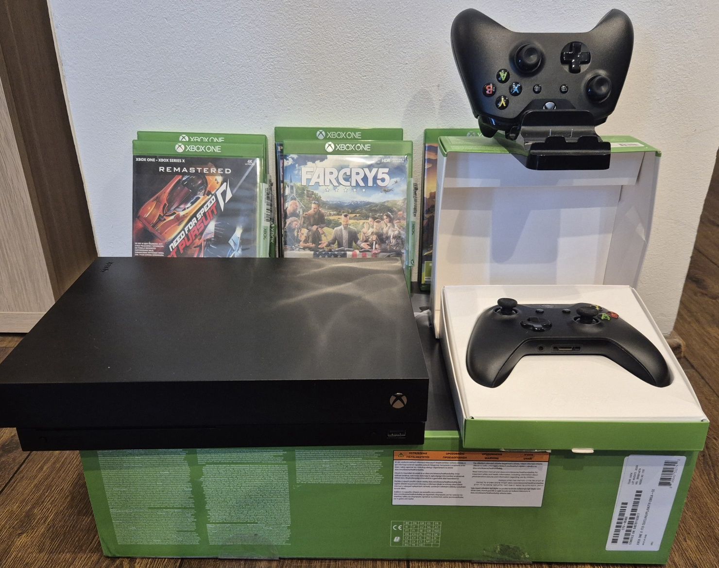 XBOX ONE X 1 TB+ 2 pady + 5 gier